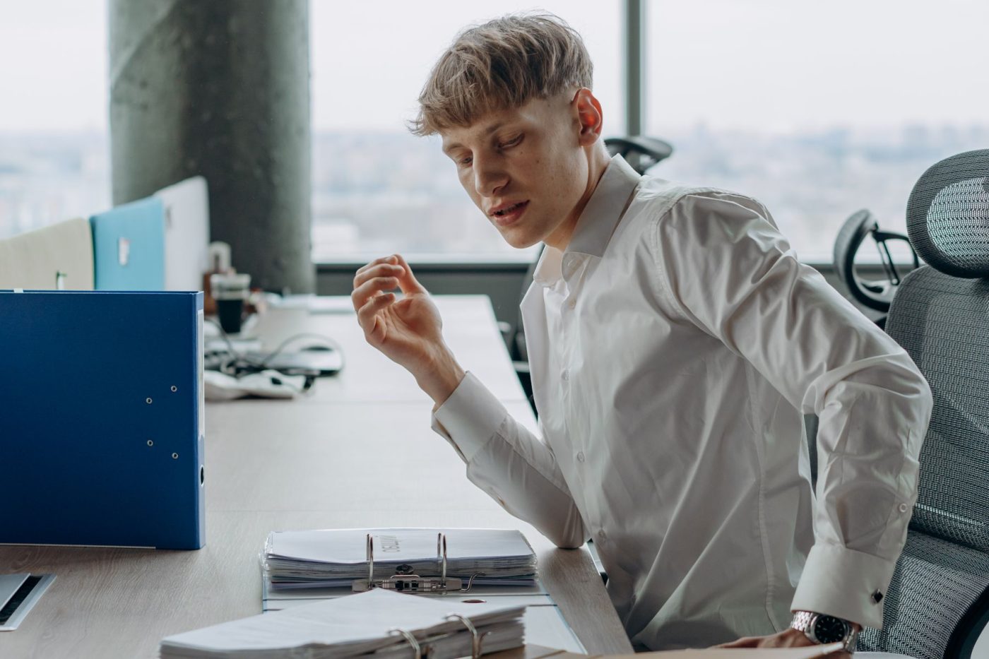 Konzentrierte Arbeit an Unterlagen am Fensterplatz im Büro
